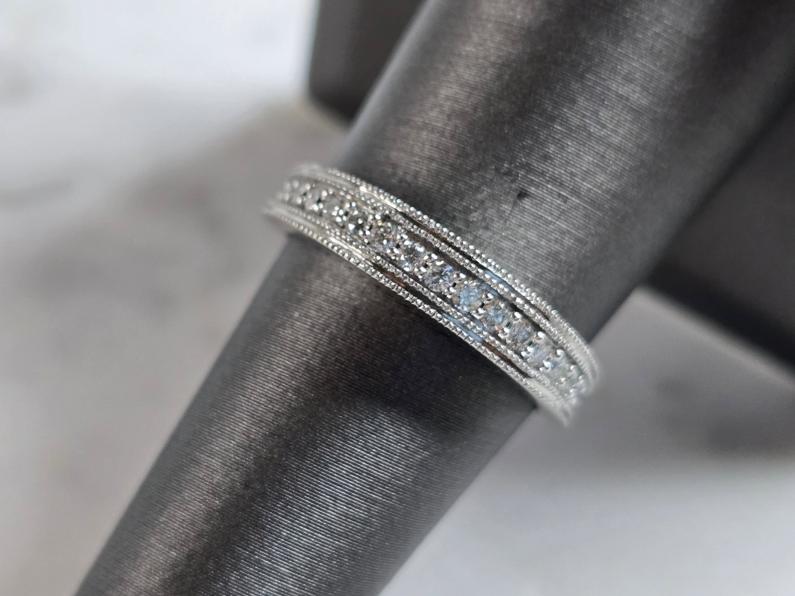 Womens Vintage Estate 14k White Gold Diamond Ring: A WOMENS VINTAGE ESTATE 14K WHITE GOLD DIAMOND RING. THE RING WEIGHS 3.2g, AND IS A SIZE 7.25. THE CARAT WEIGHT OF THE DIAMONDS ARE ABOUT .30cts. THE WIDTH OF THE RING IS 3/16". ANY QUESTIONS PLEASE A
