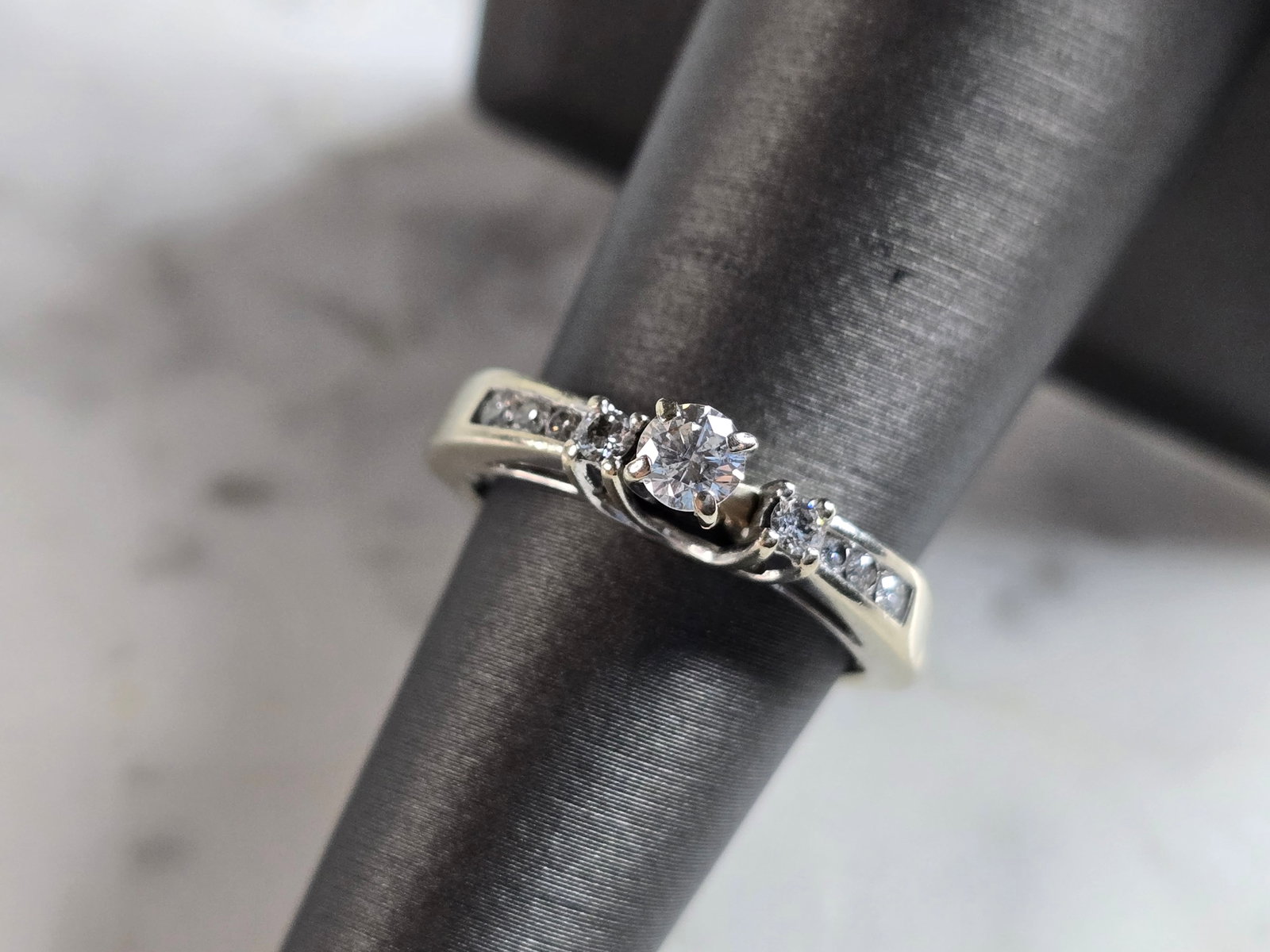 Womens Vintage Estate 14K White Gold Diamond Ring Set: A WOMENS VINTAGE ESTATE 14K WHITE GOLD DIAMOND RING SET. THE RINGS ARE A SIZE 6.0, AND TOGETHER WEIGH 4.1g. THE WIDTH OF THE RINGS IS 3/16". THE CENTER DIAMOND IS ABOUT 0.24cts, SURROUNDED BY ABOUT 0.