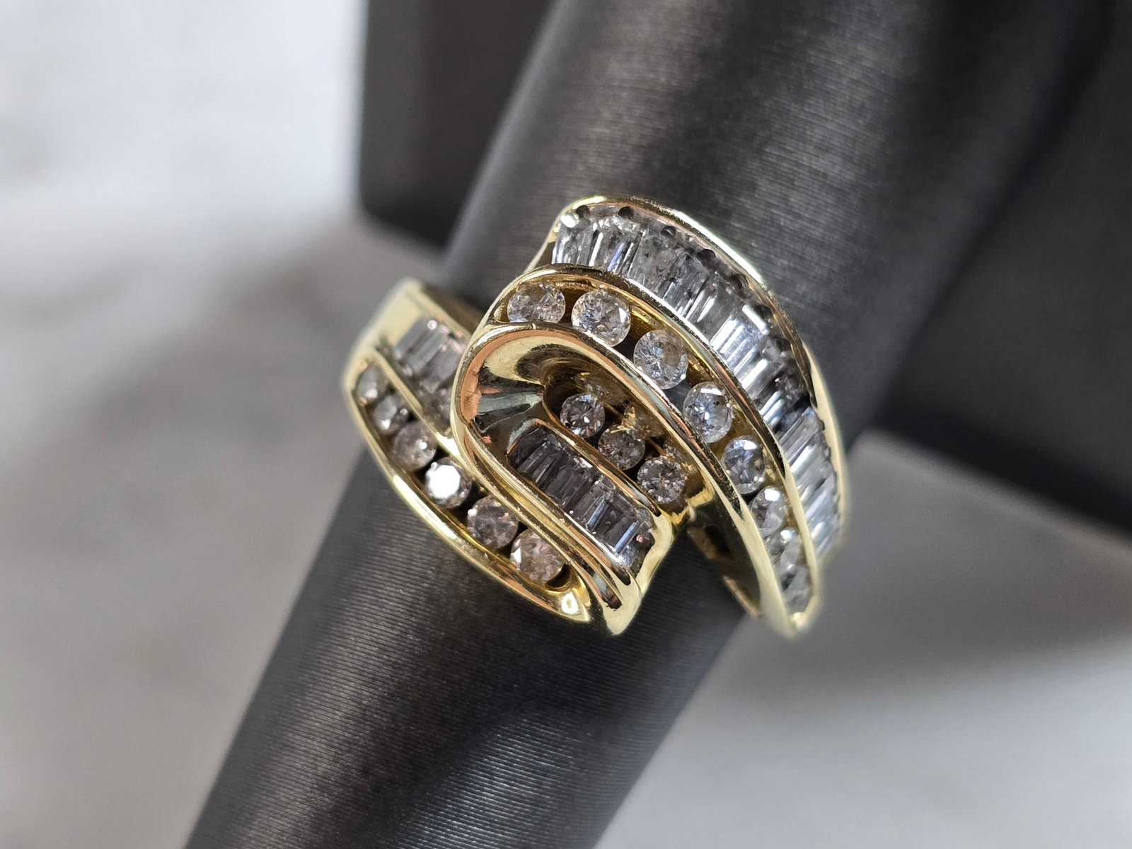 Womens Vintage Estate 14K Yellow Gold Modernist Diamond Freeform Ring: A WOMENS VINTAGE ESTATE 14K YELLOW GOLD MODERNIST DIAMOND FREEFORM RING. THE RING WEIGHS 5.8g, AND IS A SIZE 7.5. THERE ARE 1.0cts OF DIAMONDS IN THIS RING. THE WIDTH OF THE RING IS 1/2". ANY QUESTION