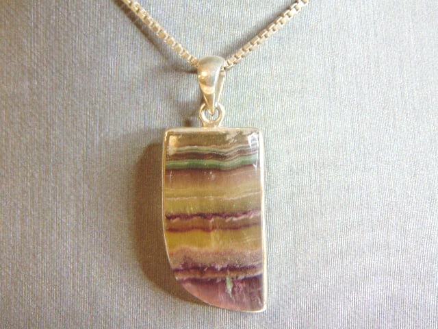 Womens Vintage Estate Agate Pendant W/ Necklace: A WOMENS VINTAGE ESTATE STERLING SILVER AGATE PENDANT WITH NECKLACE. THE PENDANT MEASURES 1 5/8" LONG BY 5/8" WIDE, AND WEIGHS 14.6g. NECKLACE MEASURES 16". WOULD MAKE A GREAT GIFT FOR THAT SPECIAL SO