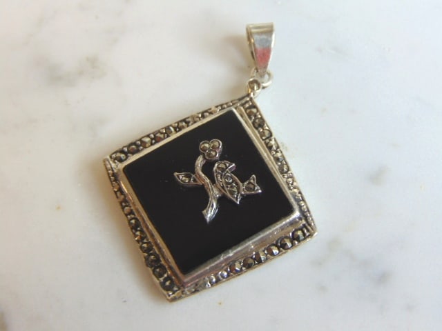 Womens Vintage Estate Sterling Silver Onyx Pendant: A WOMENS VINTAGE ESTATE STERLING SILVER ONYX PENDANT. NOT SURE IF STONE IS REAL OR MAN MADE. PENDANT WEIGHS 11.1g AND PENDANT MEASURES 1 3/4" LONG BY 1 3/8" WIDE. MAKES A GREAT GIFT FOR THAT SOMEONE S