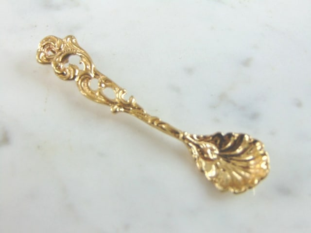 Womens Vintage Estate 14K Yellow Gold Spoon Pendant: A WOMENS VINTAGE ESTATE 14K YELLOW GOLD SPOON PENDANT. THE PENDANT WEIGHS 4.8g AND MEASURES 2 1/4" LONG BY 1/2" WIDE. SPOON IS STAMPED 14K ON THE BACK. MAKES A GREAT GIFT FOR THAT SOMEONE SPECIAL. IF 