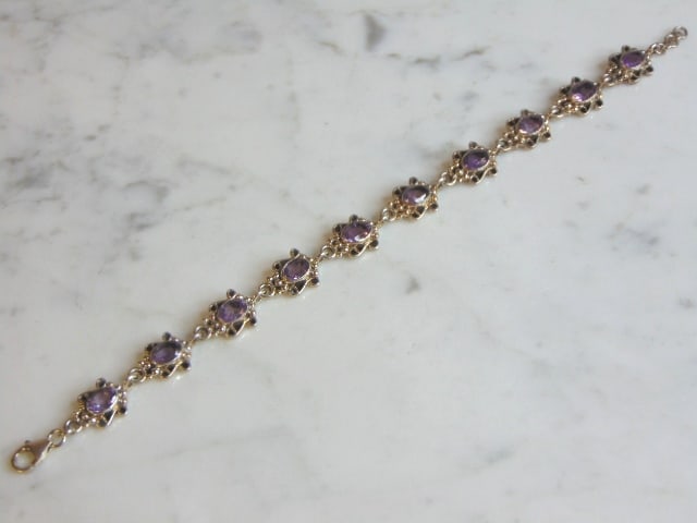Womens Vintage Estate Sterling Silver Amethyst Bracelet: A LOVELY VINTAGE ESTATE STERLING SILVER AMETHYST BRACELET. NOT SURE IF STONES ARE REAL OR MAN MADE. BRACELET MEASURES 7 3/4" LONG BY 1/2" WIDE AND WEIGHS 16.4g. THIS WOULD MAKE A LOVELY GIFT FOR THAT 