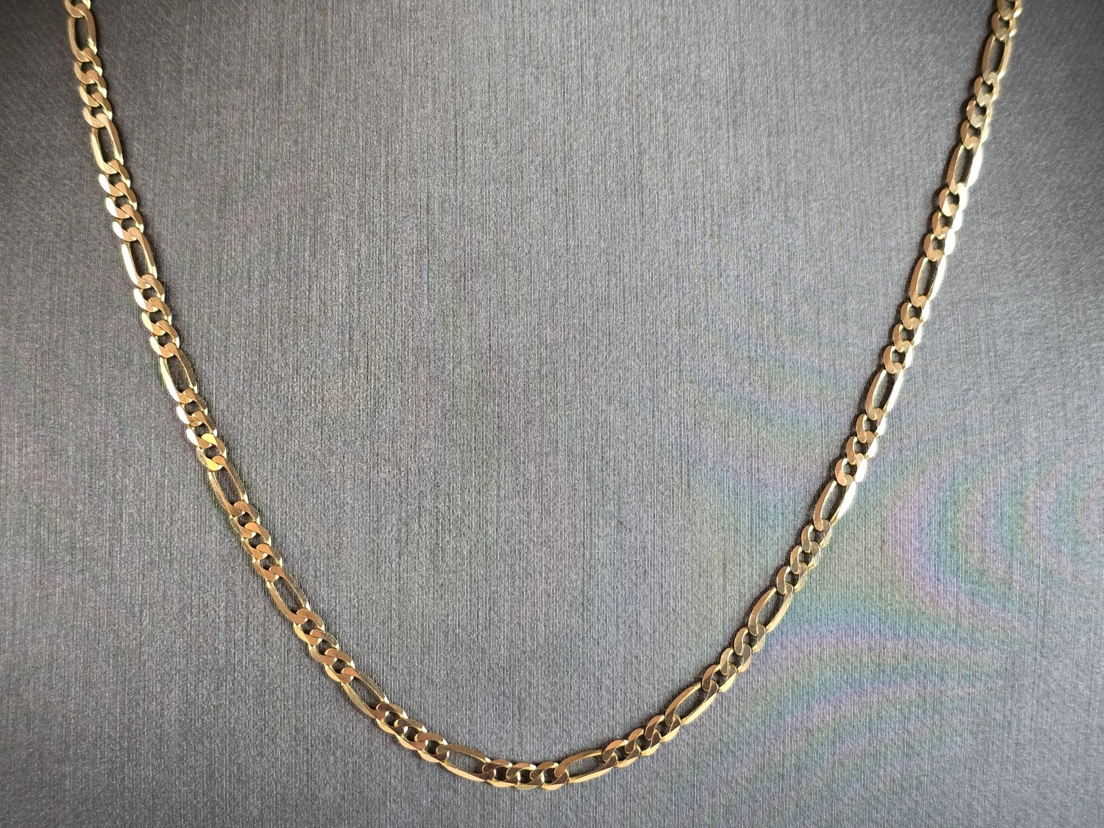Womens Vintage Estate 14k Gold Italian Chain Link Necklace: A WOMENS VINTAGE ESTATE 14K GOLD CHAIN LINK NECKLACE. THE NECKLACE WEIGHS 6.3g, AND MEASURES ABOUT 18 1/2" LONG BY 1/8" WIDE. NECKLACE IS MARKED "14K, ITALY". MAKES A GREAT GIFT FOR THAT SOMEONE SPECI