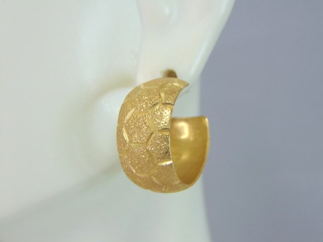Womens Vintage Estate 14K Yellow Gold Hoop Earrings: A LOVELY PAIR OF WOMENS 14K YELLOW GOLD HOOP EARRINGS . THE EARRINGS WEIGH 4.6g. EARRINGS MEASURE 5/8" LONG BY 3/8" WIDE. ANY QUESTIONS, PLEASE DON'T HESITATE TO ASK. BE SURE TO CHECK OUT SOME OF MY O