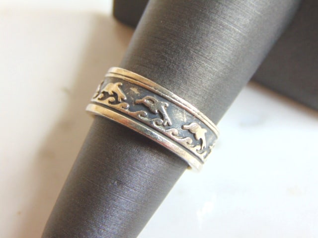 Womens Vintage Estate Sterling Silver Dolphin Ring: A WOMENS VINTAGE ESTATE STERLING SILVER DOLPHIN RING. THE RING WEIGHS 5.2g, AND IS A SIZE 6.0. ANY QUESTIONS PLEASE DO NOT HESITATE TO ASK. BE SURE TO CHECK OUT SOME OF MY OTHER GREAT ITEMS UP FOR SAL