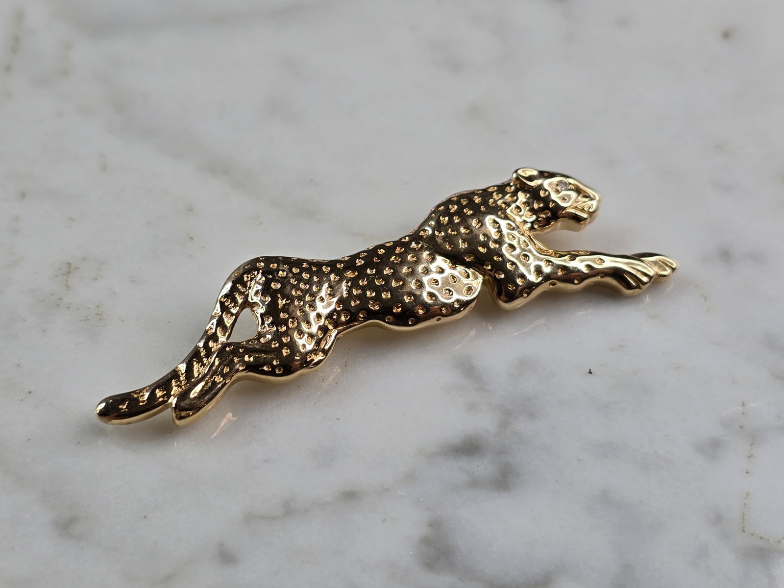 Womens Vintage Estate 14K Yellow Gold Cheetah Cat Brooch: A WOMENS VINTAGE ESTATE 14K YELLOW GOLD CHEETAH BROOCH. THE BROOCH WEIGHS 9.2g AND MEASURES 2 1/4" LONG BY 5/8" WIDE. ANY QUESTIONS PLEASE DO NOT HESITATE TO ASK. BE SURE TO CHECK OUT SOME OF MY OTHER