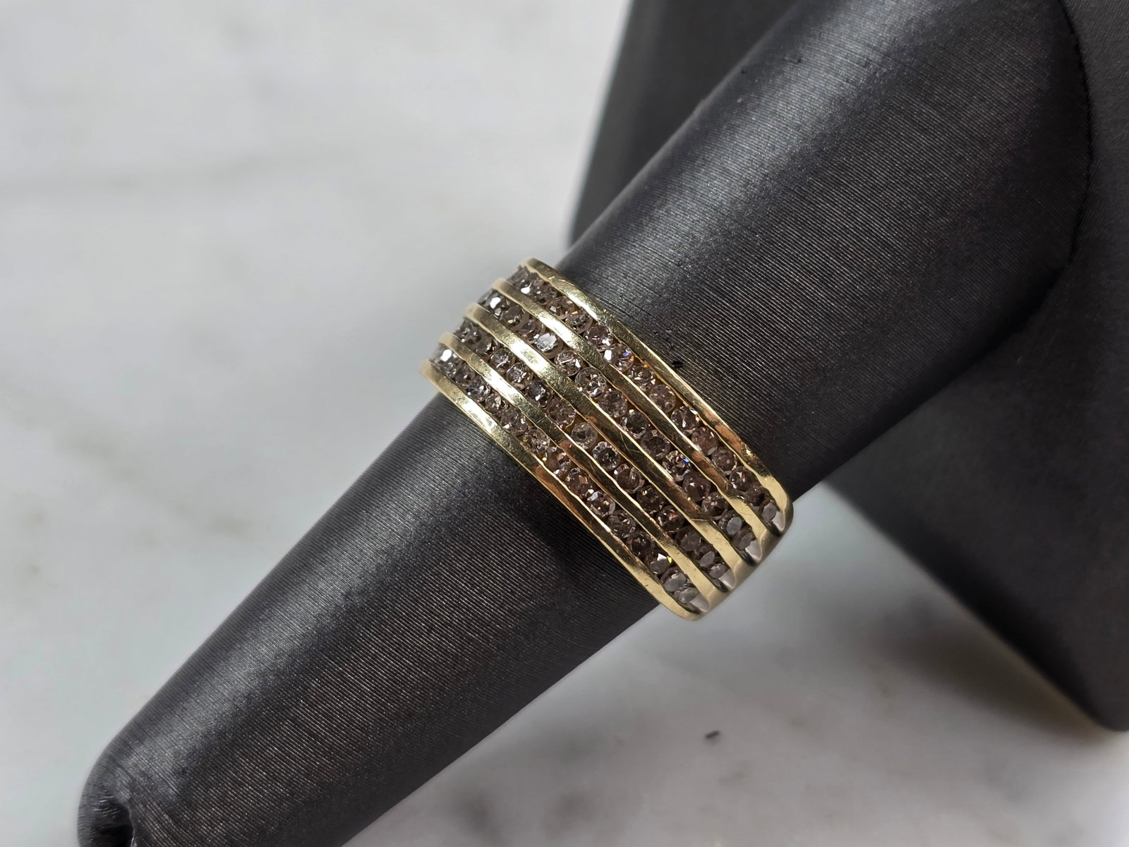Womens Vintage Estate 10K Gold Diamond Cluster Ring: A WOMENS VINTAGE ESTATE 10K GOLD DIAMOND CLUSTER RING. THE RING WEIGHS 5.1g, AND IS A SIZE 8.0. THERE ARE 64 SMALL DIAMONDS. THE WIDTH OF THE RING IS 3/8". ANY QUESTIONS PLEASE DO NOT HESITATE TO ASK.