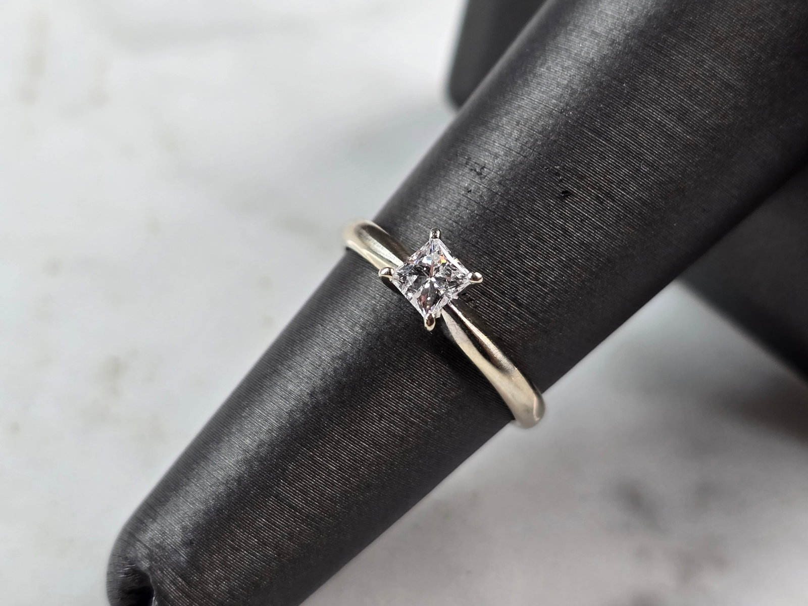 Womens Vintage Estate 14k White Gold Diamond Engagement Ring: A WOMENS VINTAGE ESTATE 14K WHITE GOLD DIAMOND RING THAT WAS MADE BY MAGIC GLO. RING WEIGHS 2.1g, AND IS A SIZE 6.0. RING MEASURES 3/16" WIDE. THE DIAMOND IS ABOUT 0.24cts. WOULD MAKE A LOVELY GIFT FO