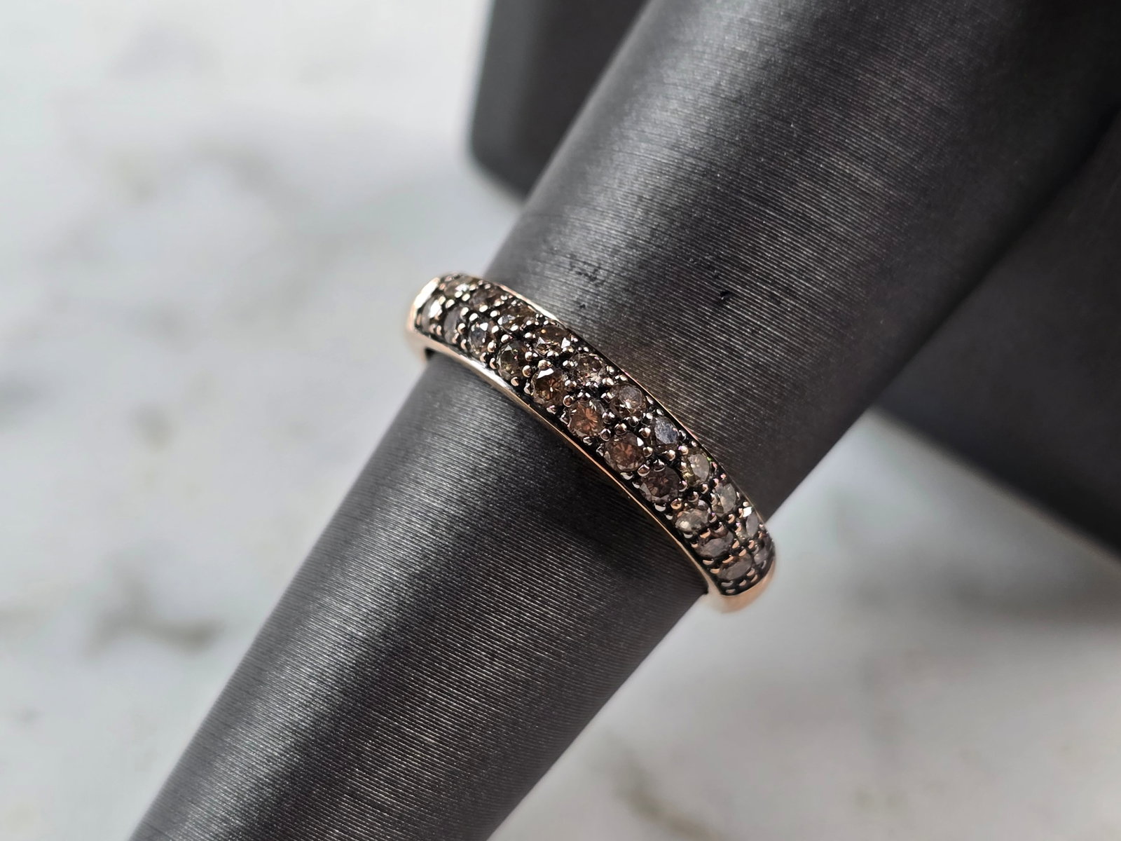 Womens Vintage Estate 14k Rose Gold Brown Diamond Ring: A WOMENS VINTAGE ESTATE 14K ROSE GOLD BROWN DIAMOND RING. RING WEIGHS 3.0g, AND IS A SIZE 7.0, AND THE WIDTH IS 1/8". THERE ARE 22 TINY DIAMONDS IN THIS RING. RING IS STAMPED 14K. ANY QUESTIONS PLEASE