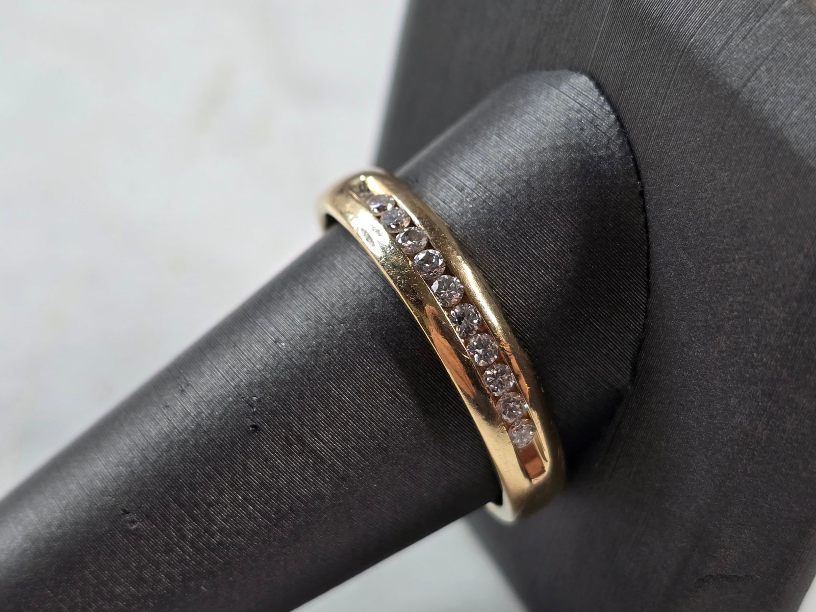 Mens Vintage Estate 14k Yellow Gold Diamond Ring: A MENS VINTAGE ESTATE 14K GOLD DIAMOND RING MADE BY MAGIC GLO. THE RING WEIGHS 4.7g, AND IS A SIZE 12.0. THERE ARE ABOUT .20cts OF DIAMONDS, AND THE FACE IS ABOUT 3/16" WIDE. WOULD MAKE A GREAT GIFT F