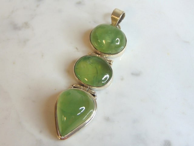 Womens Vintage Estate Sterling Silver Prehnite Pendant: A WOMENS VINTAGE ESTATE STERLING SILVER PREHNITE COLORED PENDANT. NOT SURE IF STONE IS REAL OR MAN MADE. PENDANT WEIGHS 29.2g AND PENDANT MEASURES 3 1/8" LONG BY 7/8" WIDE. MAKES A GREAT GIFT FOR THAT