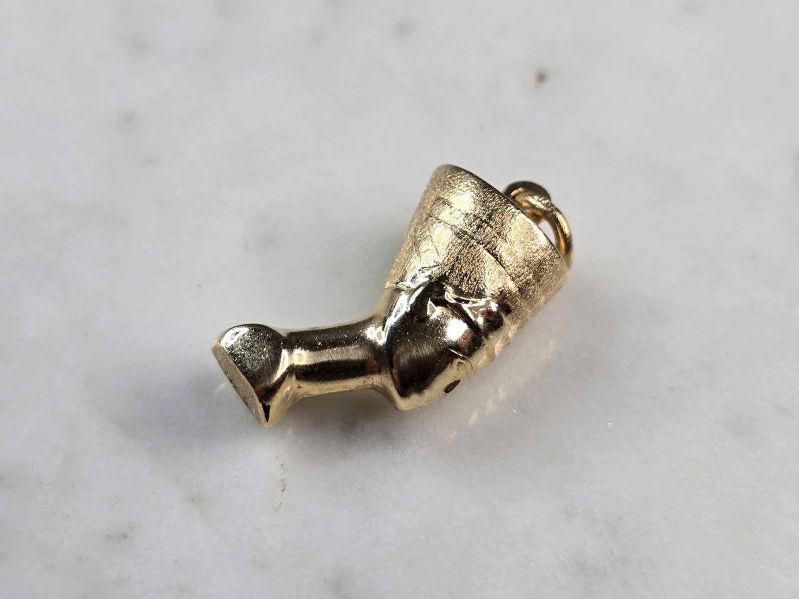 Womens Vintage Estate 14K Yellow Gold Queen Nefertiti Pendant: A WOMENS VINTAGE ESTATE 14K YELLOW GOLD QUEEN NEFERTITI PENDANT. THE PENDANT WEIGHS 3.0g AND MEASURES 1 1/8" LONG BY 1/2" WIDE. MAKES A LOVELY GIFT FOR THAT SOMEONE SPECIAL. ANY QUESTIONS, PLEASE ASK.
