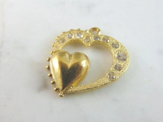 Womens Vintage Estate 14k Yellow Gold Heart Pendant: A WOMENS VINTAGE 14K YELLOW GOLD HEART PENDANT WITH CZ STONES. THE TOTAL WEIGHT IS 4.1g. THE PENDANT MEASURES 1" LONG BY 1" WIDE. PENANT IS NOT MARKED BUT IT HAS BEEN TESTED AND IS GURANTEED TO BE AS 