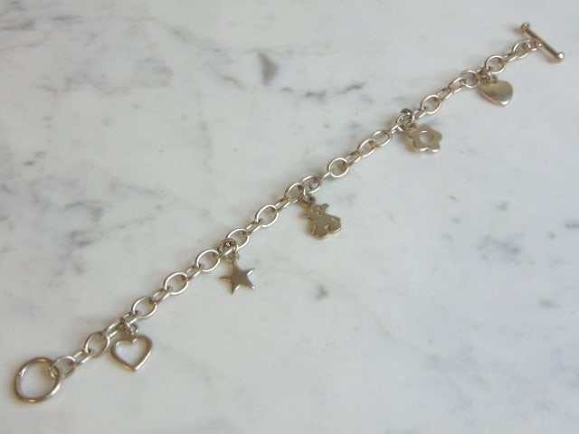 Womens Vintage Estate Sterling Silver Charm Bracelet: A WOMENS VINTAGE ESTATE STERLING SILVER CHARM BRACELET. THE TOTAL WEIGHT IS 15.1g. THE BRACELET MEASURES 7 3/4" LONG BY 1/4"WIDE. ANY QUESTIONS PLEASE DO NOT HESITATE TO ASK. BE SURE TO CHECK OUT SOME