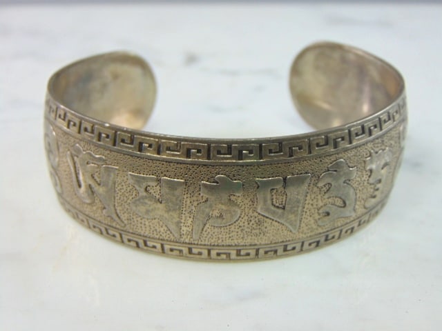 Womens Vintage Sterling Silver Chinese Cuff Bracelet: A LOVELY VINTAGE ESTATE STERLING SILVER CHINESE CUFF BRACELET. BRACELET OPENING MEASURES 6 1/4" BY 1" WIDE AND WEIGHS 40.5g. THIS WOULD MAKE A LOVELY GIFT FOR THAT SOMEONE SPECIAL. ANY QUESTIONS, PLEA