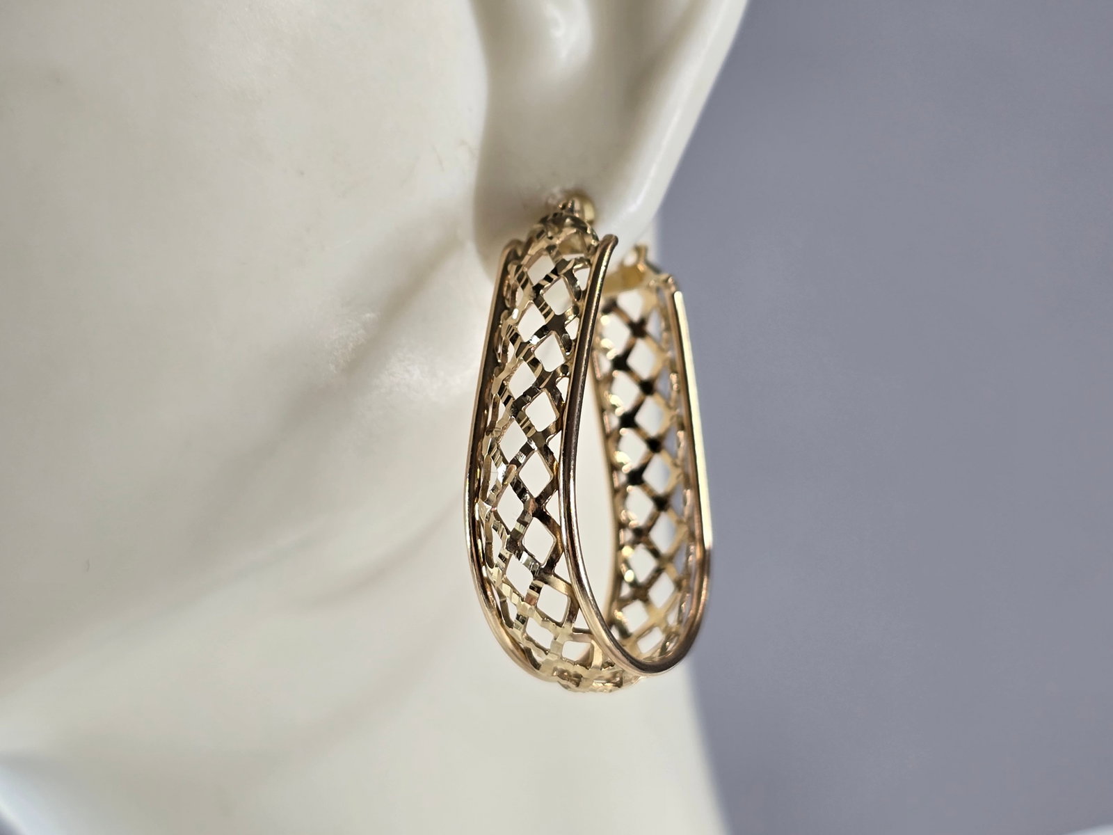 Pr Womens Vintage Estate 14K Yellow Gold Filigree Hoop Earrings: A LOVELY PAIR OF WOMENS VINTAGE ESTATE 14K YELLOW GOLD FILGREE HOOP EARRINGS . THE EARRINGS WEIGH 3.8g, AND MEASURE 1 1/8" BY 1/4". EARRINGS ARE MARKED ON THE STEM. ANY QUESTIONS, PLEASE DON'T HESITAT