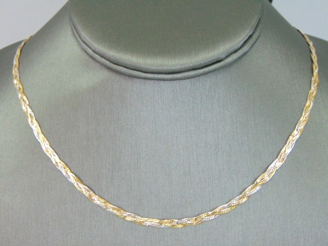 Womens Vintage Estate 14K Yellow & White Gold Necklace: A WOMENS VINTAGE ESTATE 14K YELLOW & WHITE GOLD NECKLACE. THE NECKLACE WEIGHS 6.7g. THE NECKLACE MEASURES 18 3/8" LONG BY 1/8" WIDE. MAKES A GREAT GIFT FOR THAT SOMEONE SPECIAL. ANY QUESTIONS, PLEASE 