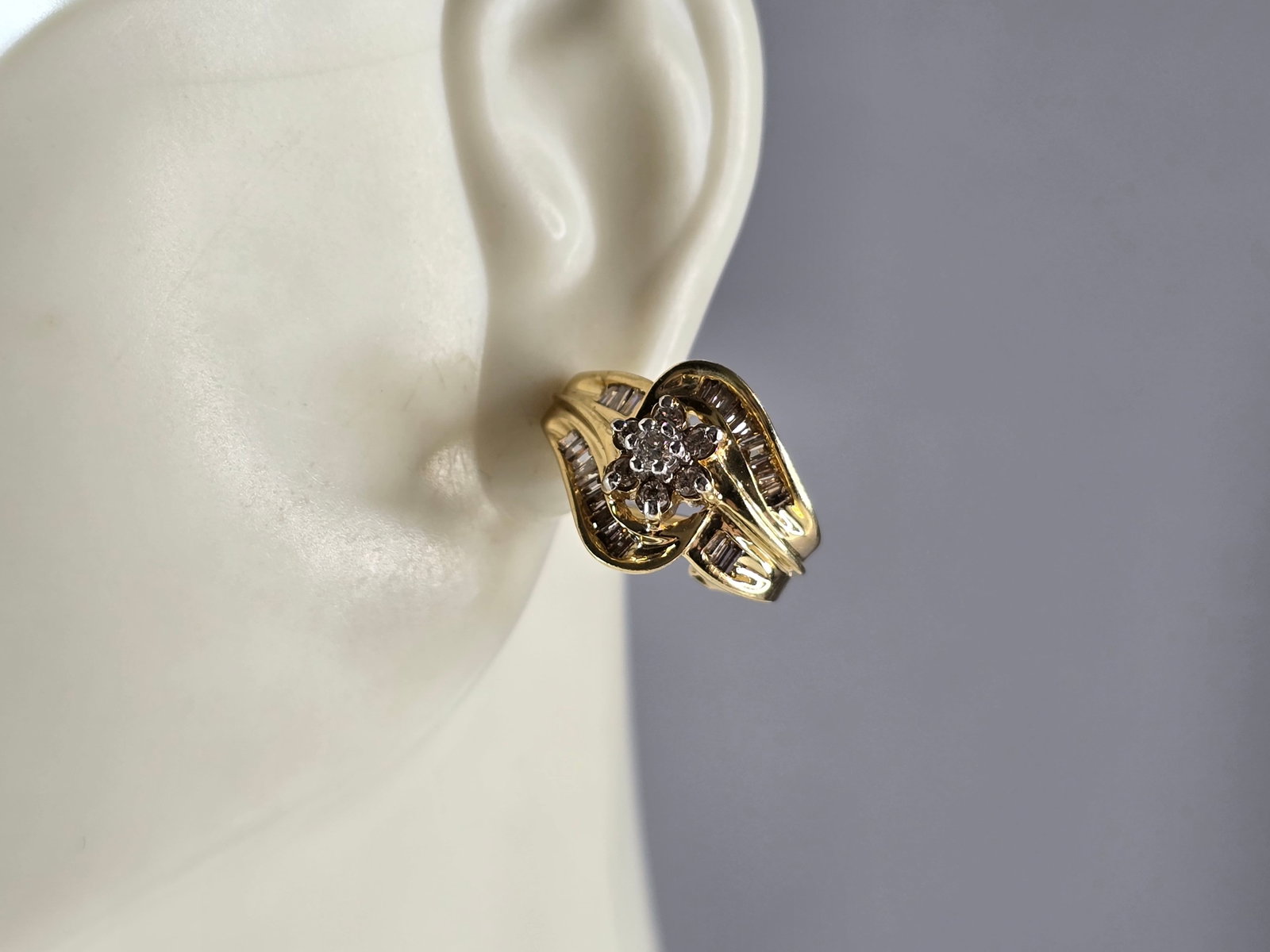 Womens Vintage Estate 14K Yellow Gold Diamond Earrings: A PAIR OF WOMENS 14K YELLOW GOLD DIAMOND EARRINGS . THE EARRINGS WEIGH 7.3g, AND MEASURE 3/4" BY 1/2". THE CENTER DIAMOND IN EACH IS ABOUT 0.10cts WITH 6 TINY ACCENT DIAMONDS AND 22 SMALL BAGUETTES IN