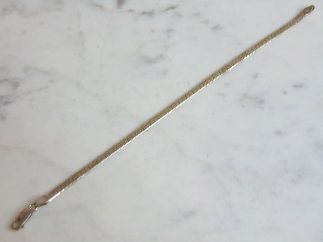 Womens Sterling Silver Bracelet: A WOMENS VINTAGE ESTATE STERLING SILVER BRACELET. THE TOTAL WEIGHT IS 4.9g. THE BRACELET MEASURES 7 1/4" LONG BY 1/8"WIDE. ANY QUESTIONS PLEASE DO NOT HESITATE TO ASK. BE SURE TO CHECK OUT SOME OF OUR
