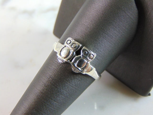 Womens Vintage Estate Sterling Silver Owl Ring: A WOMENS VINTAGE ESTATE STERLING SILVER OWL RING. RING WEIGHS 2.8g AND IS A SIZE 4.0. THIS WOULD MAKE A NICE GIFT FOR THAT SOMEONE SPECIAL. ANY QUESTIONS PLEASE DO NOT HESITATE TO ASK. BE SURE TO CHEC