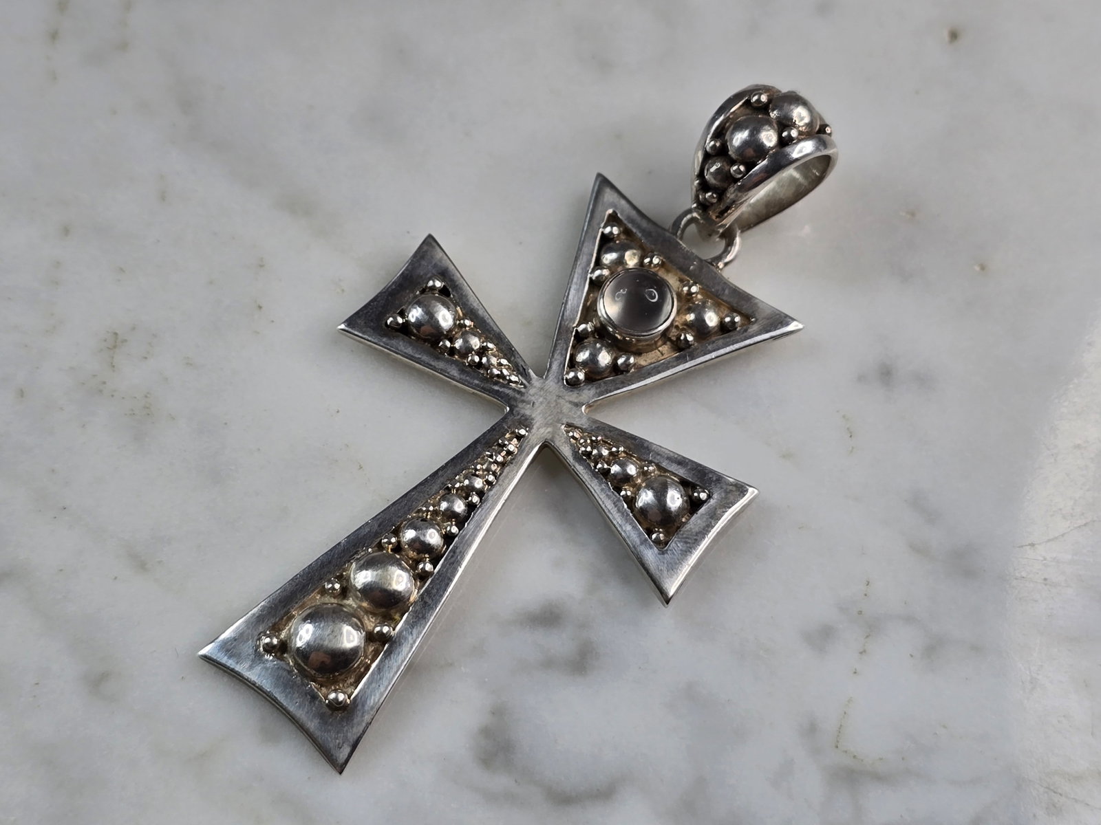 Womens Sterling Silver Religious Brutalist Modernist Cross Pendant: A VERY NICE WOMENS VINTAGE ESTATE STERLING SILVER RELIGIOUS BRUTALIST CROSS PENDANT THAT WEIGHS 16.7g. THE PENDANT MEASURES 2 3/4" LONG BY 1 3/8" WIDE. ANY QUESTIONS PLEASE DONT HESITATE TO ASK. BE SU