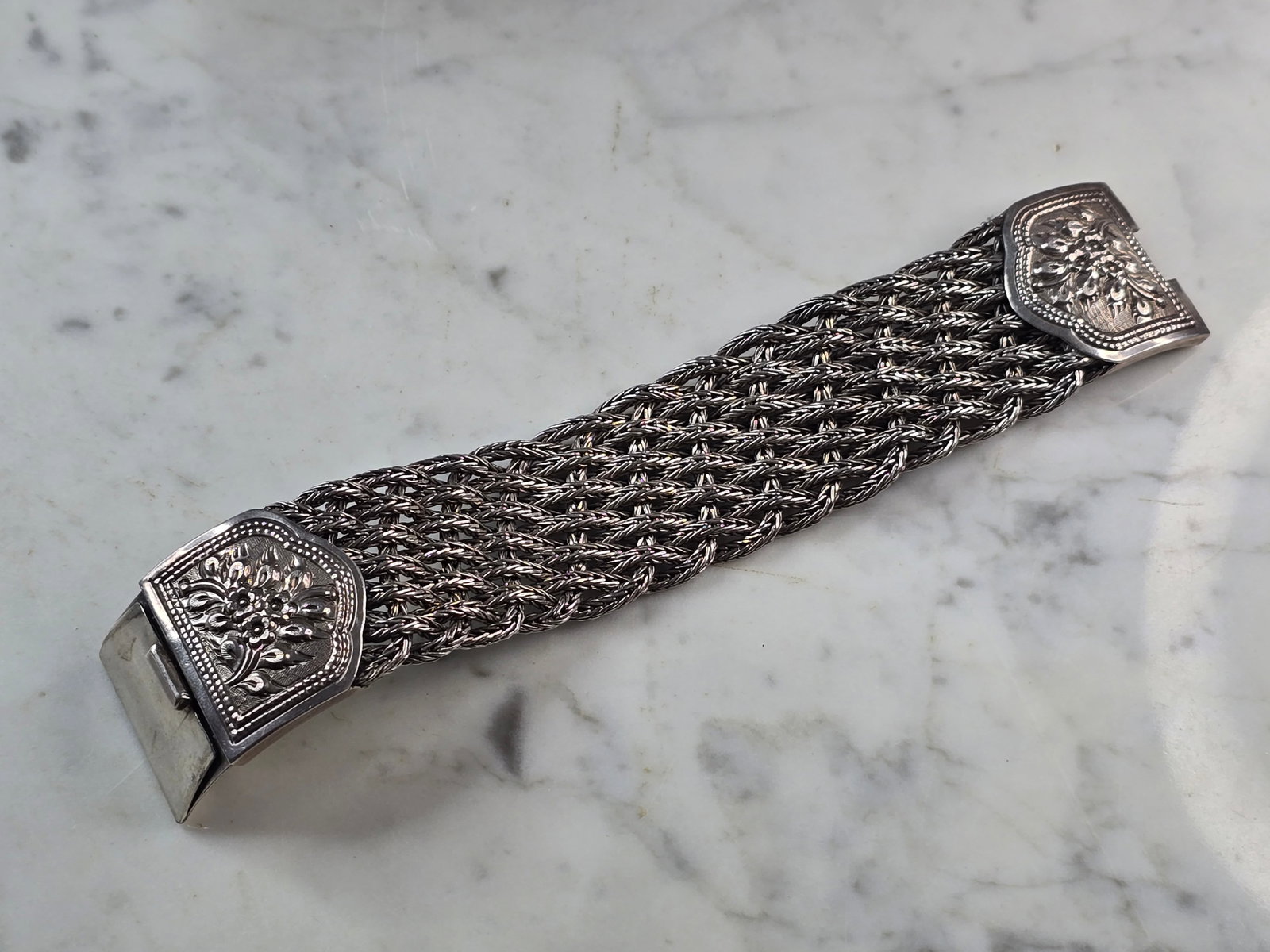 Womens Vintage Estate Sterling Silver Braided Mesh Bracelet: A WOMENS VINTAGE ESTATE STERLING SILVER BRACELET. BRACELET MEASURES 7 1/2" LONG BY 1 3/8" WIDE AND WEIGHS 130.8g. THIS WOULD MAKE A LOVELY GIFT FOR THAT SOMEONE SPECIAL. ANY QUESTIONS, PLEASE DON'T HE