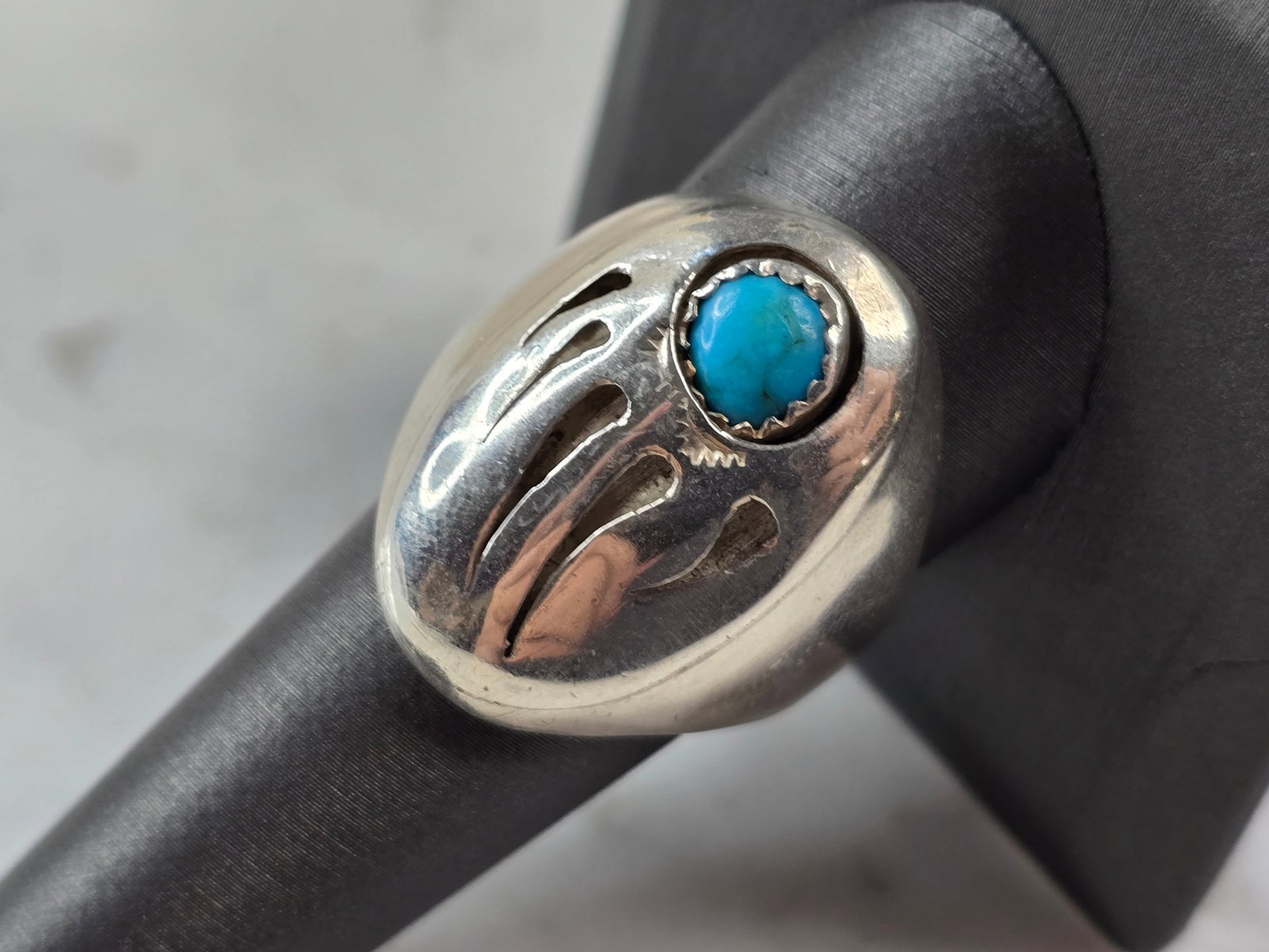 Mens Vintage Estate Sterling Silver Navajo Bear Paw Turquoise Ring: A MENS VINTAGE ESTATE STERLING SILVER NAVAJO BEAR PAW RING . THE TOTAL WEIGHT IS 17.8g, AND IS A SIZE 11.0. THE LENGTH OF THE RING IS 1". RIGN IS STAMPED "J" WITH A STERLING MARK. ANY QUESTIONS PLEASE