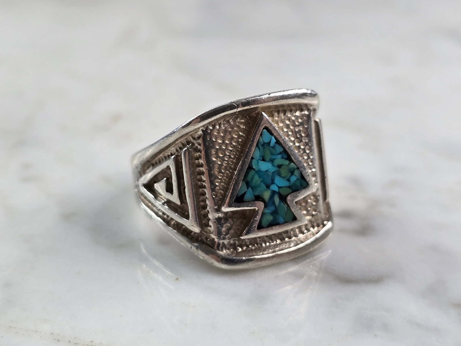 Mens Vintage Estate Sterling Silver Mosaic Turquoise Arrowhead Ring: A MENS VINTAGE ESTATE STERLING SILVER SOUTHWESTERN MOSAIC TURQUOISE ARROWHEAD RING. THE RING IS A SIZE 11.5 AND WEIGHS 13.4g. RING MEASURES 3/4" LONG. RING IS MARKED "925". ANY QUESTIONS, PLEASE ASK. 