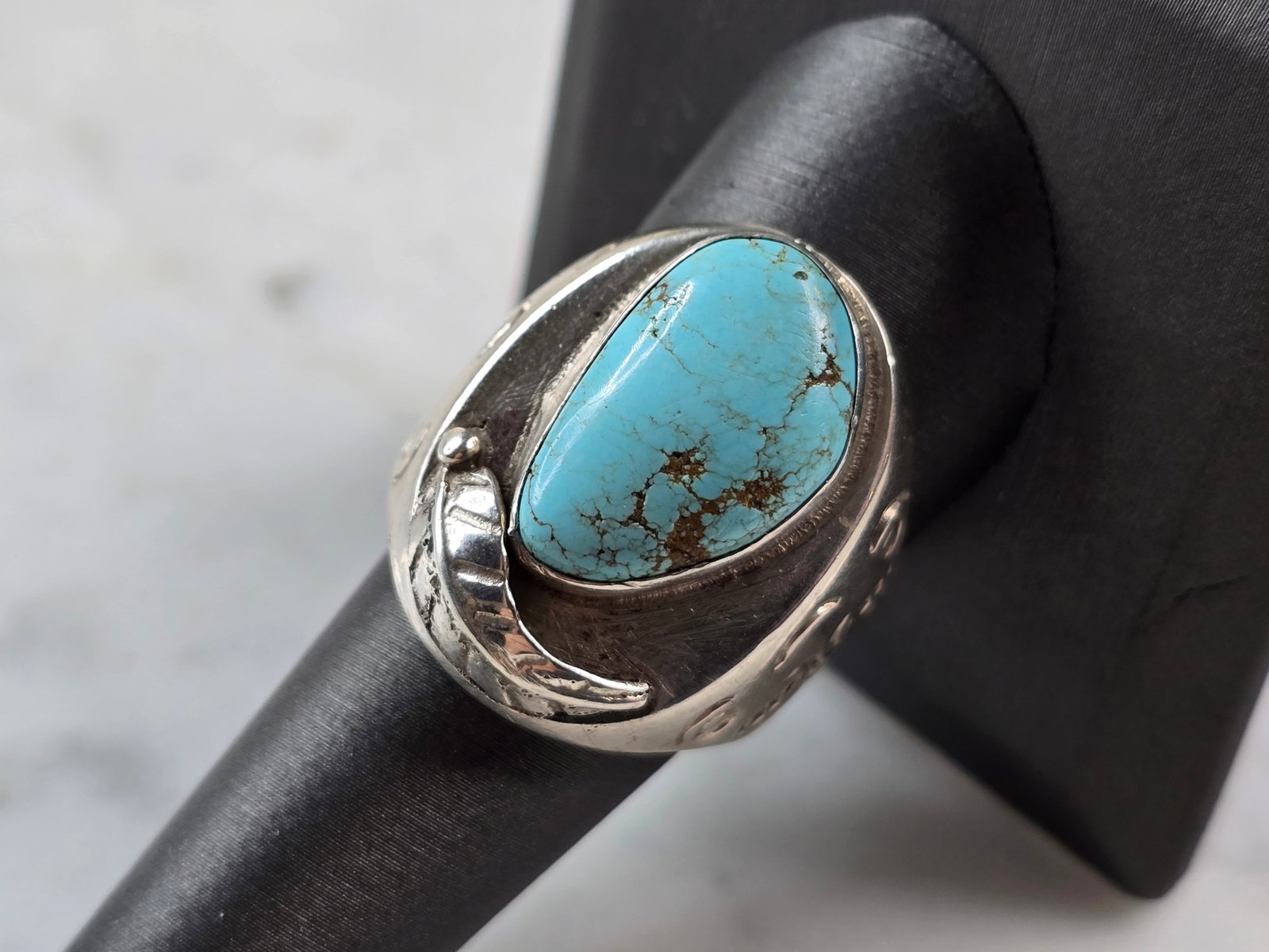 Mens Vintage Sterling Silver Southwestern Turquoise Ring: A MENS VINTAGE ESTATE STERLING SILVER SOUTHWESTERN TURQUOISE RING. THE RING IS A SIZE 10.25 AND WEIGHS 23.9g. RING MEASURES 1 " LONG. RING IS MARKED "STERLING". ANY QUESTIONS, PLEASE ASK. BE SURE TO C