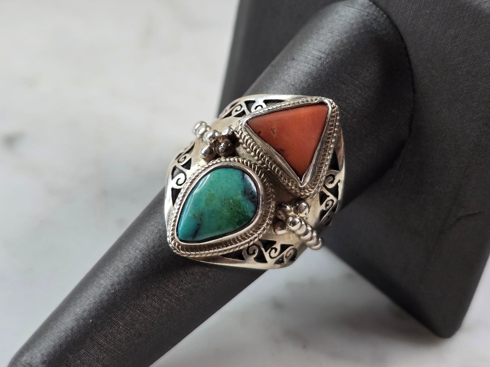 Mens Vintage Sterling Silver Southwestern Turquoise Coral Ring: A MENS VINTAGE ESTATE STERLING SILVER SOUTHWESTERN TURQUOISE & CORAL RING. THE RING IS A SIZE 9.75 AND WEIGHS 7.6g. RING MEASURES 1" LONG. RING IS MARKED "925". ANY QUESTIONS, PLEASE ASK. BE SURE TO C