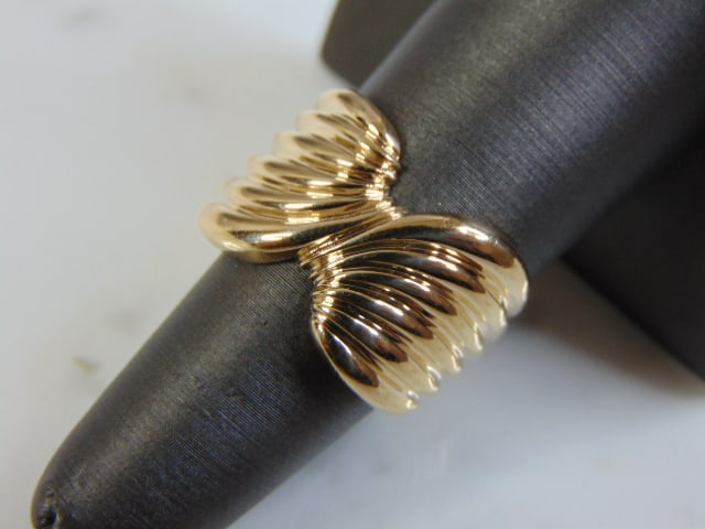 Womens Vintage Estate 14k Yellow Gold Ring: A WOMENS VINTAGE ESTATE 14K GOLD RING. RING WEIGHS 9.3g, AND IS A SIZE 7.25. WIDTH OF THE RING IS 1/2". WOULD MAKE A LOVELY GIFT FOR THAT SOMEONE SPECIAL. BE SURE TO CHECK OUT SOME OF MY OTHER GREAT I