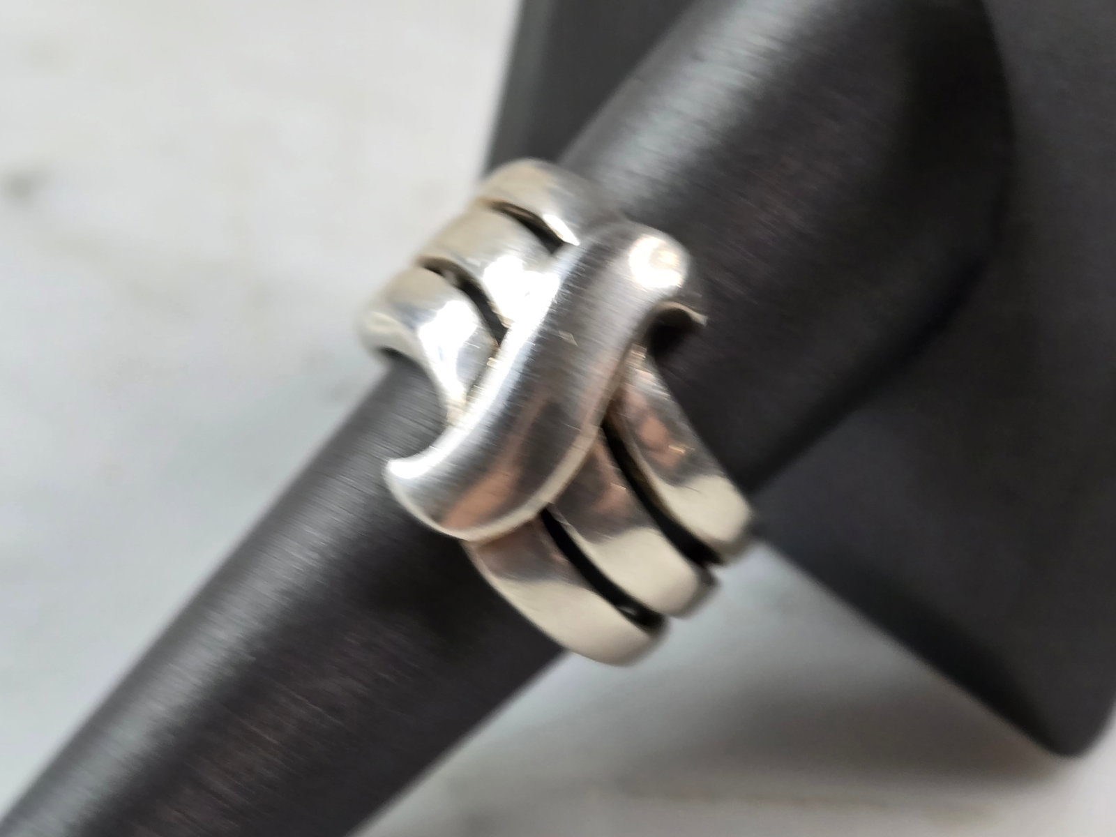 Womens Vintage Estate Sterling Silver Modernist Ring: A LOVELY WOMENS VINTAGE ESTATE STERLING SILVER MODERNIST RING. RING SIZE IS A 8.75 AND WEIGHS 8.5g. THE WIDTH OF THE RING IS 5/8". THIS WOULD MAKE A NICE GIFT FOR THAT SOMEONE SPECIAL. ANY QUESTIONS P
