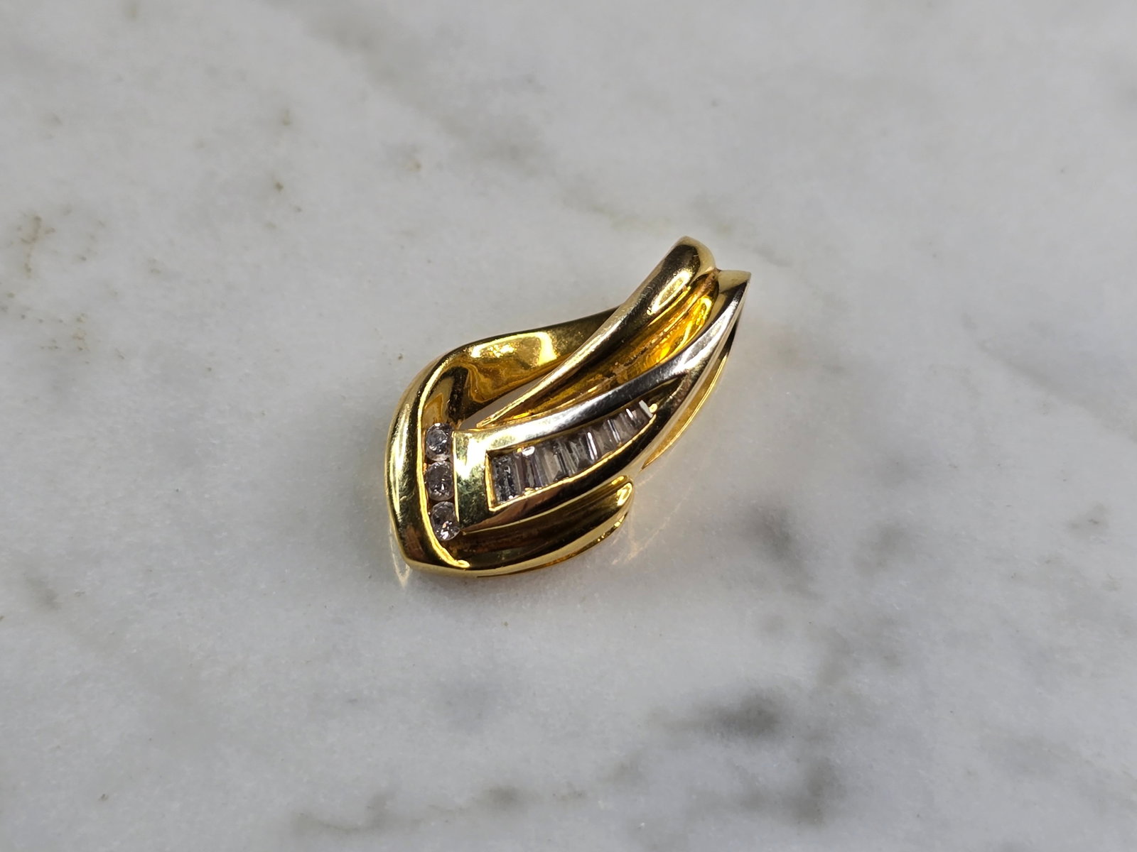 Womens Vintage Estate 14K Gold Modernist Diamond Pendant: A WOMENS VINTAGE ESTATE 14K GOLD MODERNIST DIAMOND PENDANT. THE PENDANT WEIGHS 2.8g, AND MEASURES 7/8" LONG BY 1/2" WIDE. THERE ARE 10 SMALL DIAMONDS. MAKES A GREAT GIFT FOR THAT SOMEONE SPECIAL. ANY 