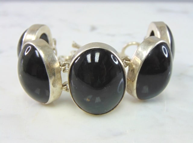 Womens Vintage Estate Sterling Silver Modernist Onyx Bracelet: A WOMENS VINTAGE ESTATE STERLING SILVER MODERNIST ONYX COLOR BRACELET. NOT SURE IF STONES ARE NATURAL OR MAN MADE. BRACELET MEASURES 8 1/2" LONG BY 1 1/4" WIDE AND WEIGHS 79.0g. THIS WOULD MAKE A LOVE