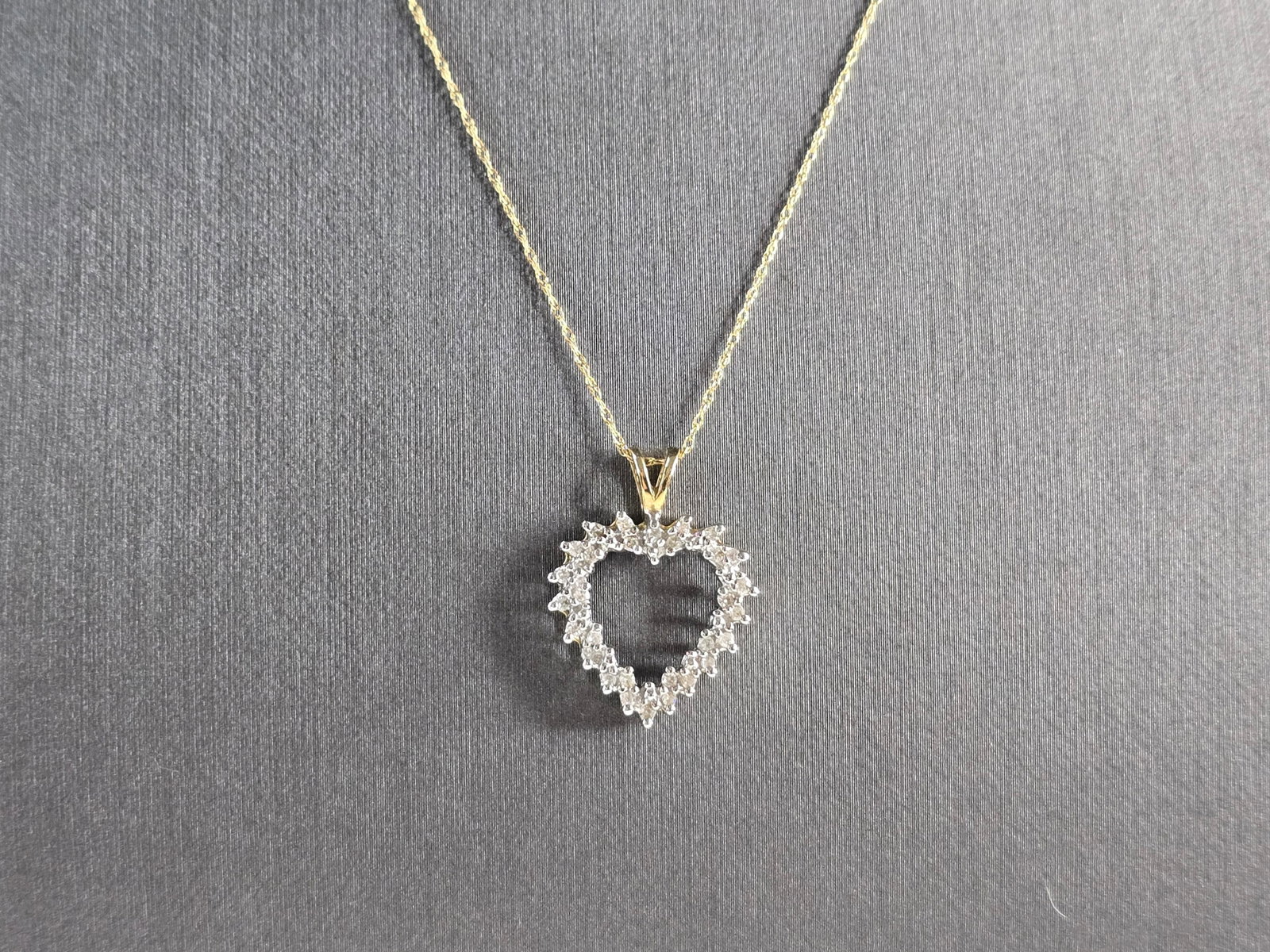 Womens Vintage Estate 10k Gold Diamond Heart Pendant Necklace: A LOVELY VINTAGE ESTATE 10K GOLD NECKLACE WITH 10K YELLOW GOLD DIAMOND HEART PENDANT. THE PENDANT HAS TOTAL OF 30 SMALL DIAMONDS. THE NECKLACE AND PENDANT WEIGHS 2.7g. NECKLACE MEASURES 16 3/8" LONG. 