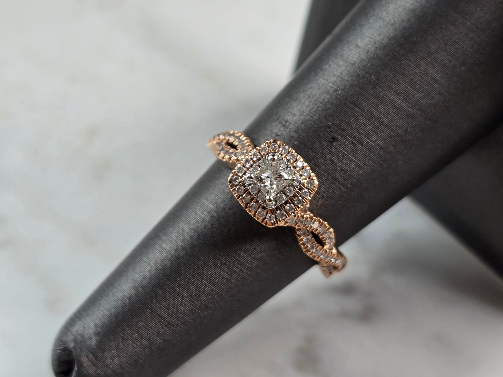 Womens Vintage Estate 10K Rose Gold Diamond Ring: A WOMENS VINTAGE ESTATE 10K ROSE GOLD DIAMOND RING. THE RING WEIGHS 2.9g, AND IS A SIZE 6.5. THE WIDTH OF THE RING IS 1/4". THE CENTER DIAMOND IS ABOUT 0.20cts WITH ABOUT 82 TINY ACCENT DIAMONDS. ANY 