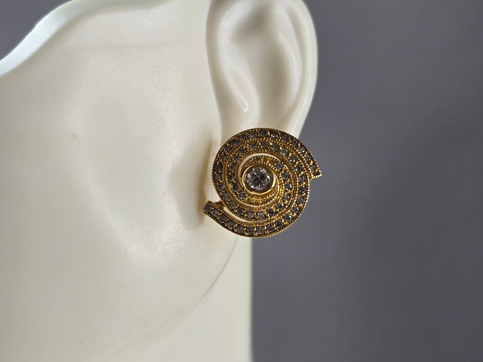 Womens Vintage Estate 14K Yellow Gold Modernist Diamond Earrings: A PAIR OF WOMENS 14K YELLOW GOLD MODERNIST DIAMOND EARRINGS . THE EARRINGS WEIGH 6.0g, AND MEASURE 5/8". THE CENTER DIAMOND IN EACH IS ABOUT 0.10cts WITH 106 TINY ACCENT DIAMONDS BEWTWEEN THE TWO . EA