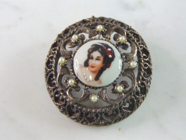 Womens Sterling Silver Hand Painted Porcelain Brooch: A WOMENS VINTAGE ESTATE STERLING SILVER HAND PAINTED FRENCH PORCALIEN BROOCH. BROOCH IS FROM LIMOGES FRANCE. THE TOTAL WEIGHT OF THE BROOCH IS 21.1g, AND MEASURES 1 3/4" IN DIAMETER. THE BROOCH MAKES 