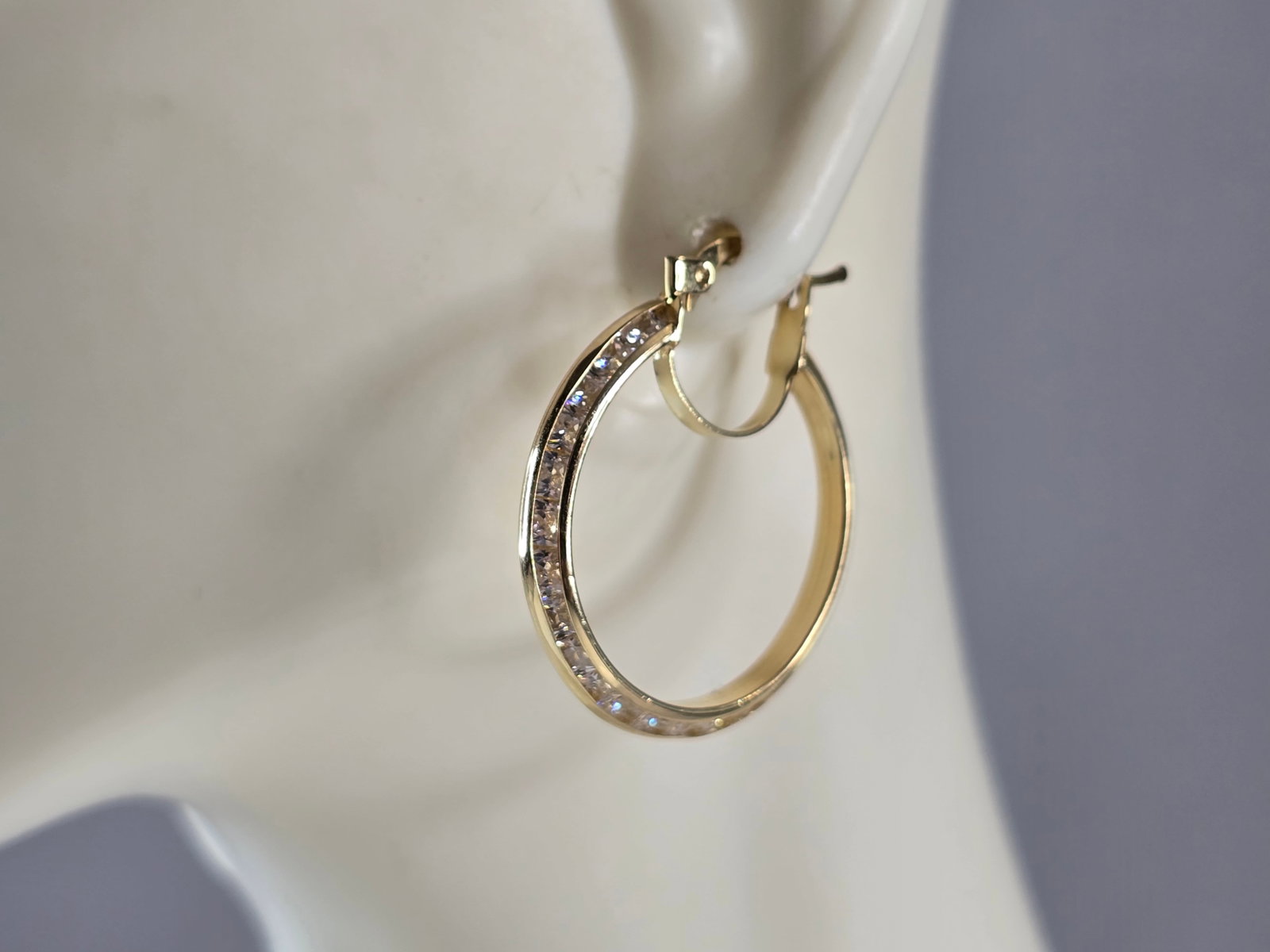 Womens 14K Yellow Gold CZ Hoop Earrings: A LOVELY PAIR OF WOMENS 14K YELLOW GOLD CZ HOOP EARRINGS. THE EARRINGS WEIGH 3.0g, AND MEASURE 1 1/8" LONG BY 1/8" WIDE. ANY QUESTIONS, PLEASE DON'T HESITATE TO ASK. BE SURE TO CHECK OUT SOME OF MY OT