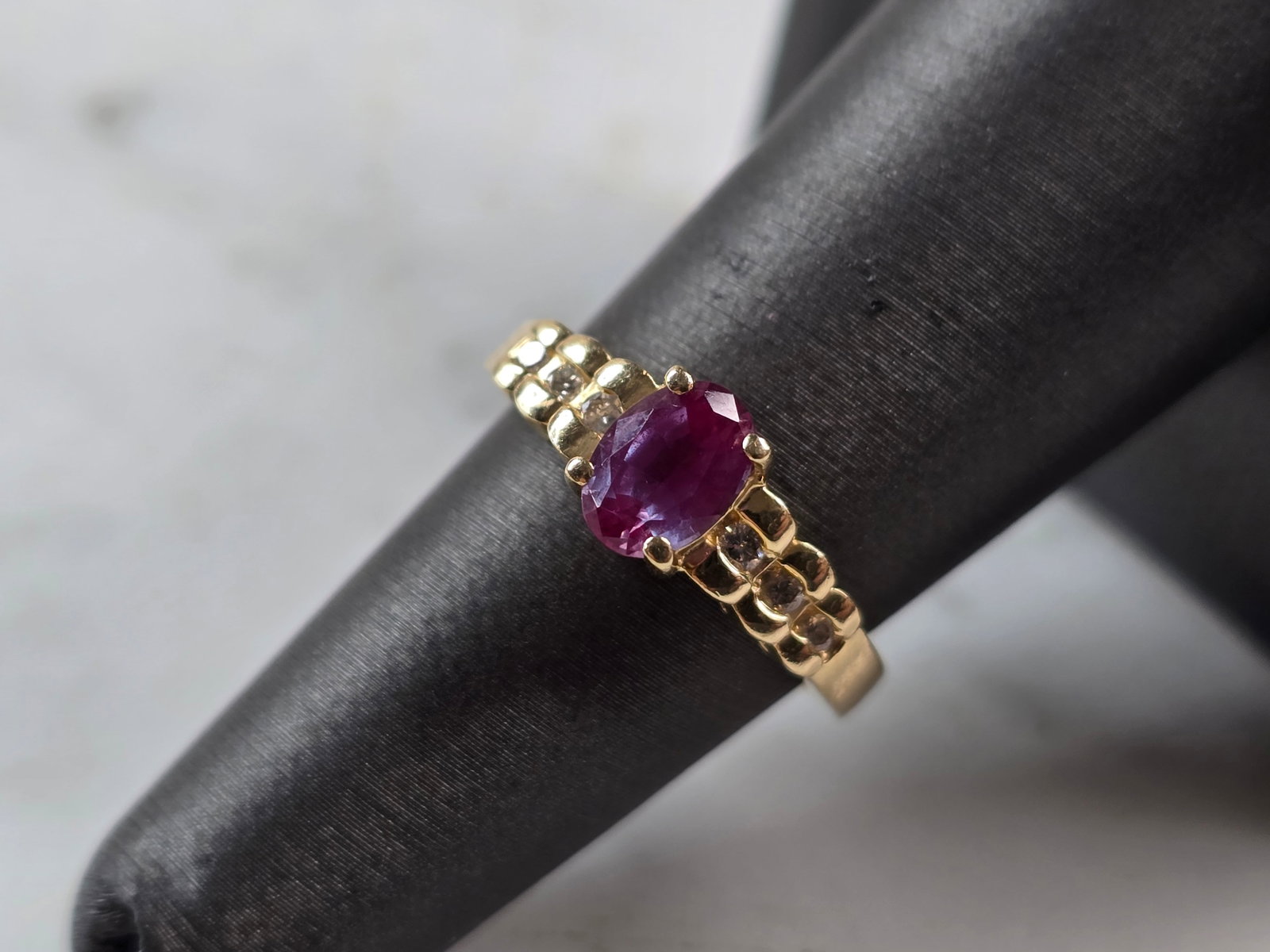 Womens Vintage Estate 14K Gold Sapphire Diamond Ring: A WOMENS VINTAGE ESTATE 14K GOLD RING WITH A SAPPHIRE STONE AND DIAMOND CHIPS. THE RING WEIGHS 3.2g, AND IS A SIZE 6.75. THE WIDTH OF THE RING IS 1/4". THERE ARE 6 SMALL DIAMONDS. THE STONE IS ACTUALL