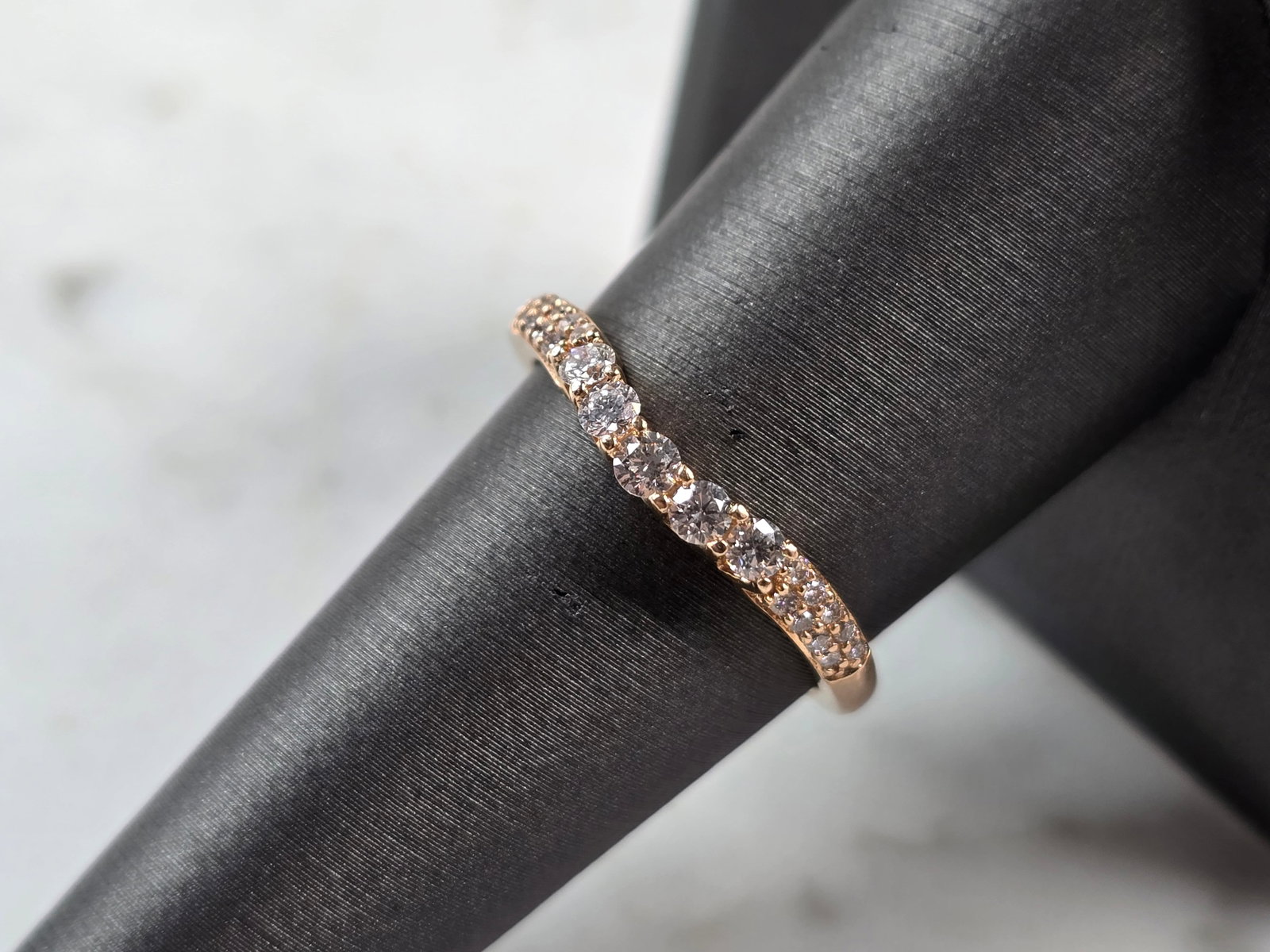 Womens Vintage Estate 14K Yellow Gold Diamond Ring: A WOMENS VINTAGE ESTATE 14K YELLOW GOLD DIAMOND RING. THE TOTAL WEIGHT IS 2.3g, AND IS A SIZE 7.0. THE WIDTH OF THE RING IS 1/8". THERE ARE ABOUT 0.25cts IN THE CENTER WITH 18 TINY ACCENT DIAMONDS. AN