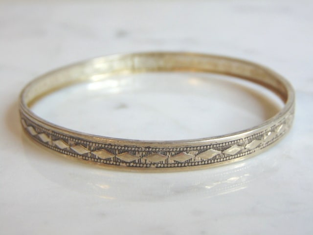 Womens Vintage Estate Sterling Silver Bracelet: A WOMENS VINTAGE ESTATE STERLING SILVER BRACELET. THE BRACELET WEIGHS 6.0g AND MEASURES 1/4" WIDE. THE INNER CIRCUMFERENCE MEASURES ABOUT 8".MAKES A GREAT GIFT FOR THAT SOMEONE SPECIAL. ANY QUESTIONS,