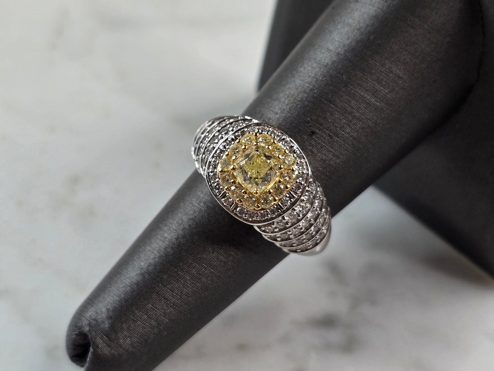 Womens Vintage Estate 18K White Gold Yellow Diamond Ring: A WOMENS VINTAGE ESTATE 18K WHITE GOLD, YELLOW & WHITE DIAMOND RING. THE RING IS A SIZE 6.75, AND WEIGHS 7.1g TOGETHER. THE WIDTH OF THE RING IS ABOUT 5/16". RING IS MARKED C - 1.00ct, D - 0.76ct. RIN