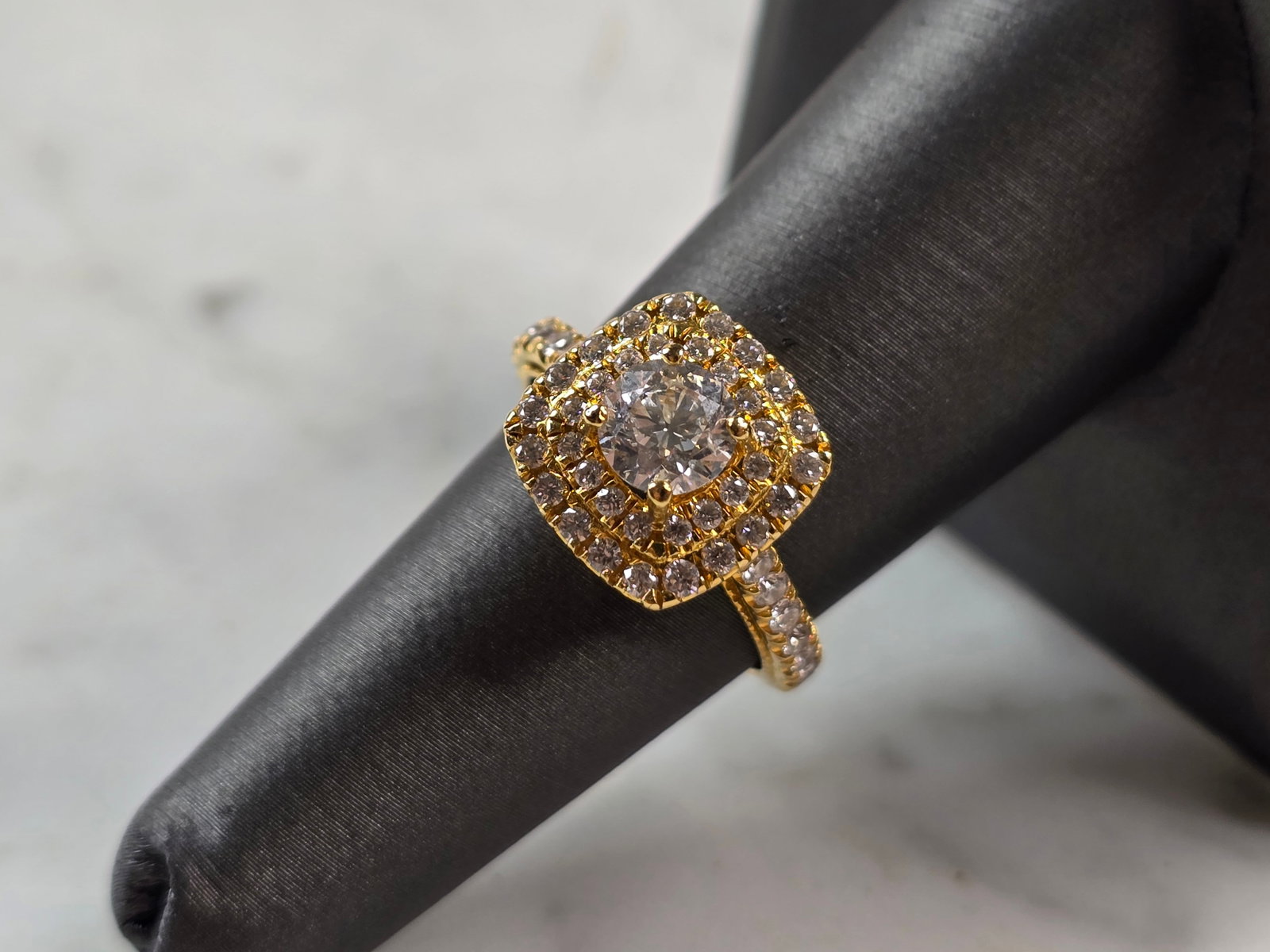 Womens Vintage Estate 18K Yellow Gold Diamond Engagement Ring: A BEAUTIFUL WOMEN'S VINTAGE ESTATE 18K GOLD DIAMOND ENGAGEMENT RING. THE SIZE OF THE RING IS A 6.75, AND WEIGHS 6.6g. THE WIDTH OF THE RING IS 1/2". THE CENTR DIAMOND IS ABOUT 0.50cts, WITH 0.42cts AL