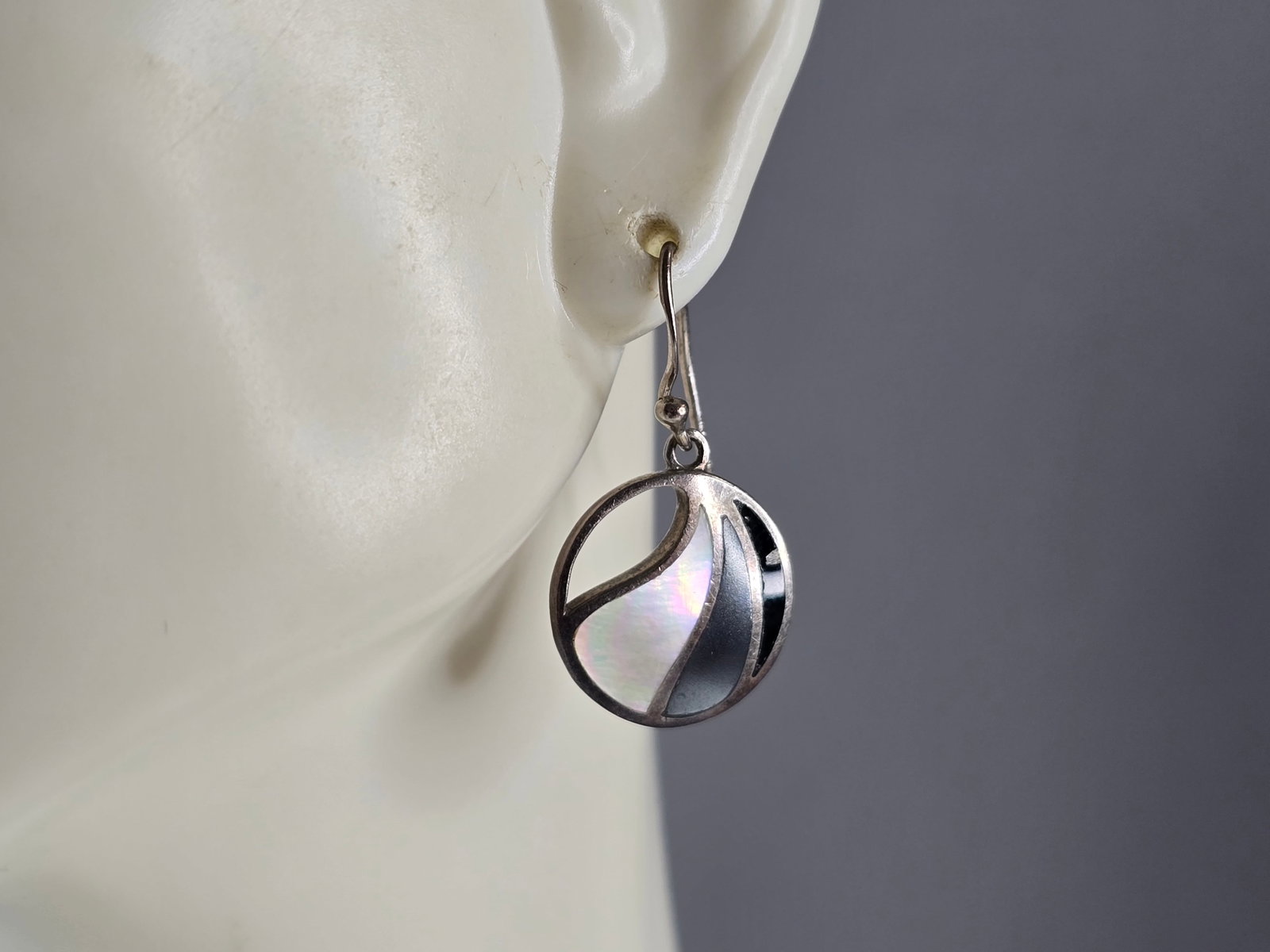 Womens Vintage Estate Sterling Silver MOP Earrings: A PAIR OF WOMENS VINTAGE ESTATE STERLING SILVER MOTHER OF PEARL EARRINGS. EARRINGS WEIGH 3.0g AND MEASURES 1" LONG BY 1/2" WIDE. NOT SURE IF STONE IF INLAY IS NATURAL OR MAN MADE. ANY QUESTIONS, PLEAS
