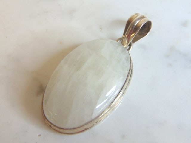 Womens Vintage Estate Sterling Silver Quartz Pendant: FOR SALE IS THIS LOVELY VINTAGE STERLING SILVER QUARTZ PENDANT. THE PENDANT WEIGHS 15.8g. THE PENDANT MEASURES 2 1/8" WIDE BY 1" LONG. MAKES A GREAT GIFT FOR THAT SPECIAL SOMEONE. ANY QUESTIONS, PLEAS
