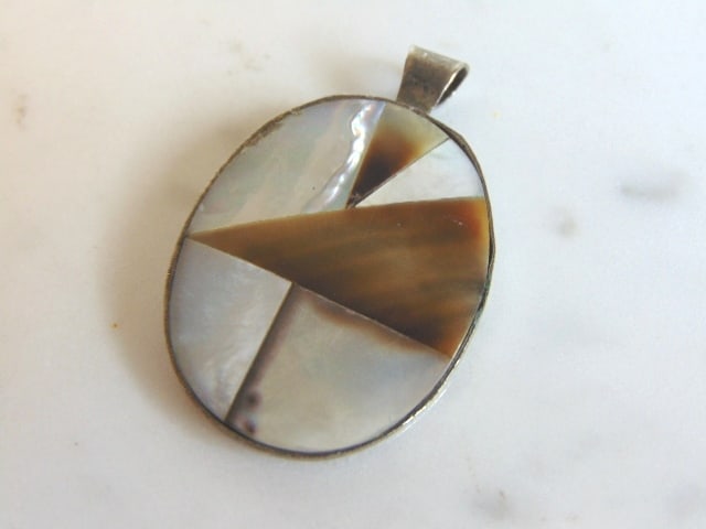 Womens Vintage Sterling Silver Agate & MOP Pendant: A LOVELY VINTAGE STERLING SILVER AGATE AND MOTHER OF PEARL PENDANT. NOT SURE IF THE STONES ARE REAL OR MAN MADE. THE PENDANT WEIGHS 5.1g. THE PENDANT MEASURES 1 3/8" WIDE BY 7/8" LONG. MAKES A GREAT G