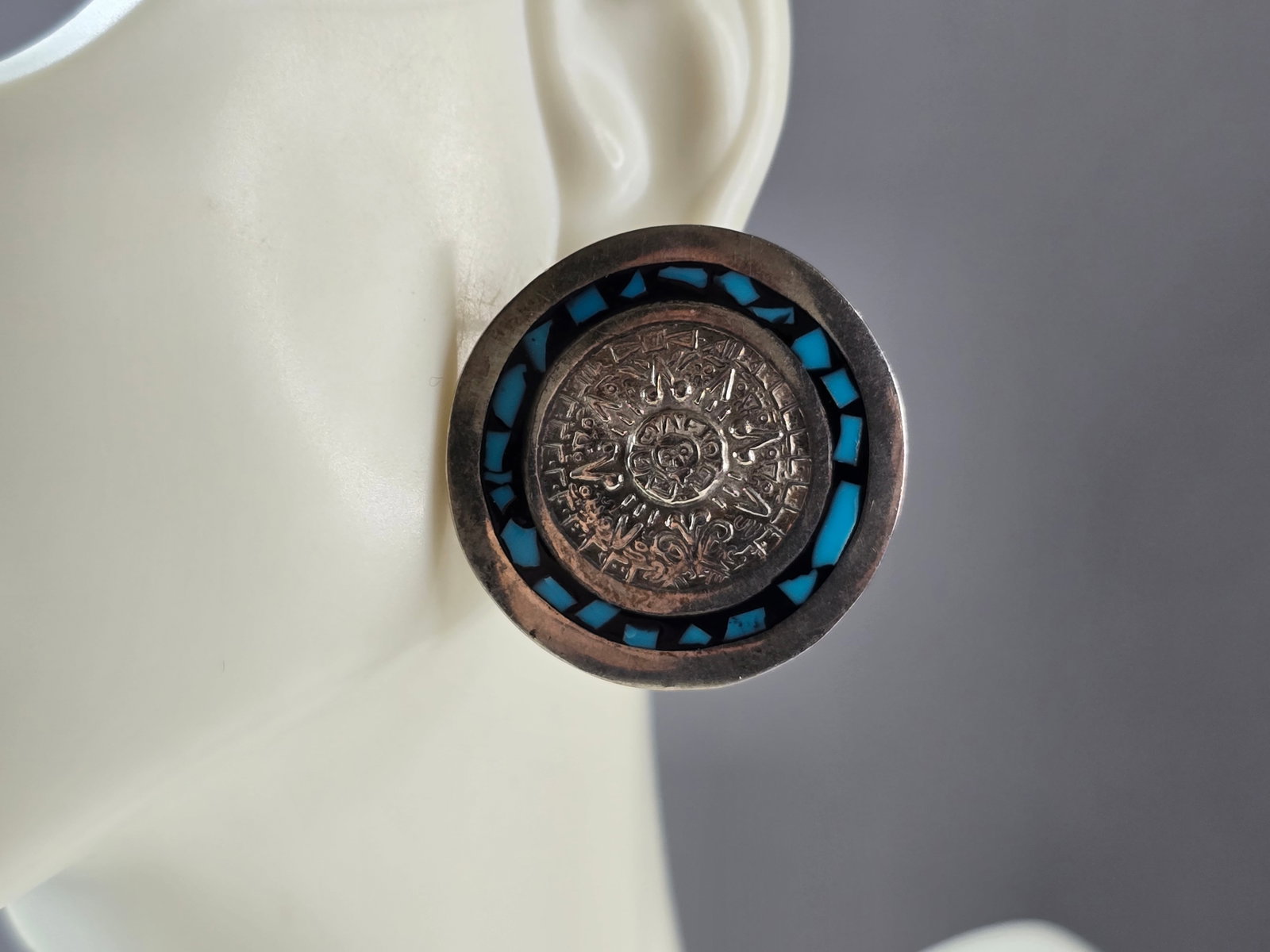 Womens Vintage Sterling Silver Mayan Aztec Stud Earrings: A BEAUTIFUL PAIR OF WOMENS VINTAGE ESTATE STERLING SILVER EARRINGS WITH A MAYAN OR AZTEC DESIGN. THE EARRINGS TOGETHER WEIGH 20.3g AND MEASURE 1 1/8" LONG BY 1 1/8" WIDE. MAKES A GREAT GIFT FOR THAT S