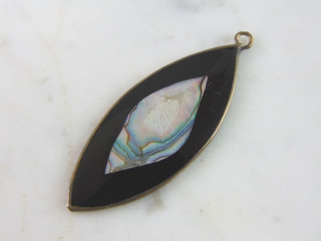 Womens Vintage Estate Sterling Silver MOP Pendant: A LOVELY VINTAGE STERLING SILVER MOTHER OF PERAL PENDANT. NOT SURE IF MOP IS NATURAL OR MAN MADE. PENDANT IS MISSING A BAIL. THE PENDANT WEIGHS 3.4g. THE PENDANT MEASURES 1 7/8" WIDE BY 3/4" LONG. MAK